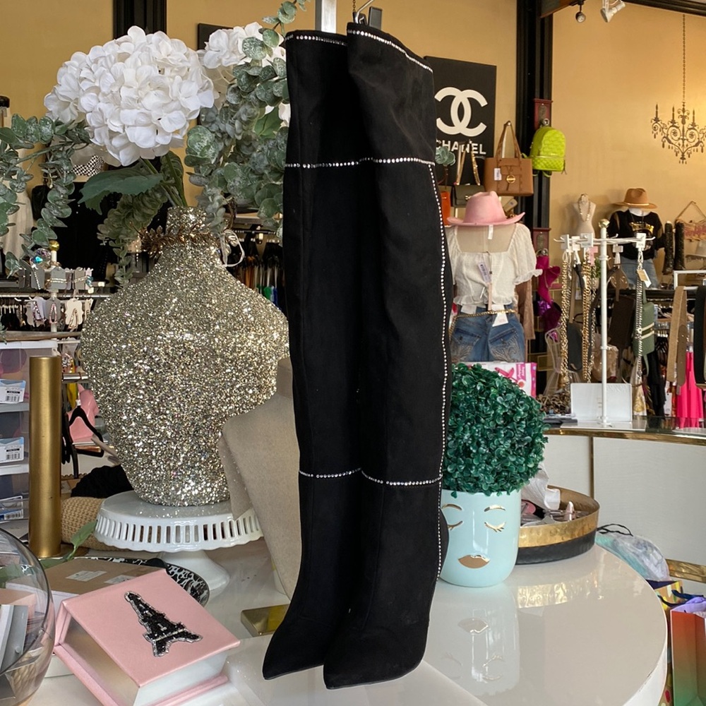 🌺 Thalia Sodi
Black Leather Tall boot w/ Rhinestone Design